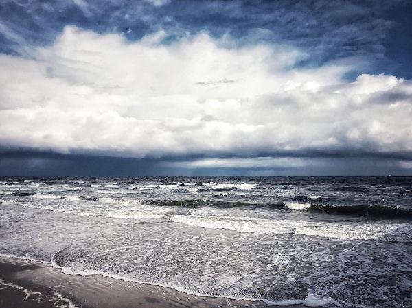 Ostseesturm, Wellen mit Schaumkronen und bedrohlichen Wolken